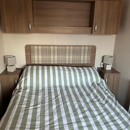 Apartment 3 Bedroomed Caravan With Amazing Sea Views!